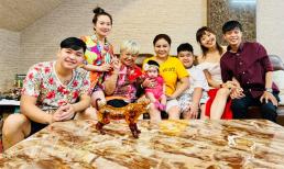 Tuấn Dũng và Lê Lộc 'tình bể bình' nắm chặt tay ngồi cạnh khi chụp ảnh cùng gia đình