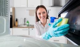 3 thứ đơn giản có sẵn tại gia giúp bạn vệ sinh lò vi sóng sạch bong trong 'một nốt nhạc'