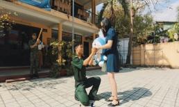 Màn cầu hôn của anh quân Y và nữ dược sĩ khiến tất cả nghẹn ngào
