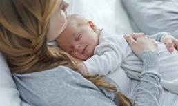 Những người có 3 đặc điểm này không nên bế trẻ sơ sinh, dễ khiến trẻ sợ hãi, kể cả người thân thiết nhất