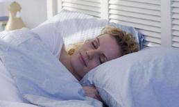 Đặt một miếng tỏi dưới gối trước khi đi ngủ và sau một thời gian bạn có thể nhận được 5 lợi ích