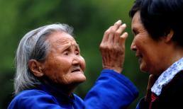 Có một người già sống lâu ở nhà là điều tốt hay điều xấu đối với con cháu? Ít nhất 4 khía cạnh này có lợi