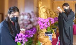 Vương Tổ Hiền gây sốt với vẻ đẹp thanh nhã ở tuổi 55 trong loạt ảnh đi chùa đầu năm