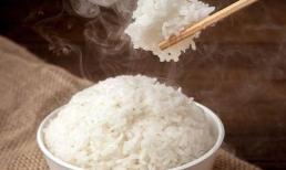 Để nấu cơm, cho dầu hay giấm tốt hơn? Nhiều người làm sai, chẳng trách cơm chẳng thơm chút nào