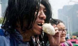 Cô gái mỗi ngày đều cho người ăn xin 1 đồng trong 6 năm liền và cái kết khiến cho ai cũng rơi lệ