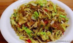 Khi xào miến bắp cải, không nên xào trực tiếp trong chảo, lưu ý hai điểm mấu chốt để miến không bị dính vào chảo