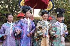 Phi tần đi lại trong cung thường phải có người đỡ tay, lý do tại sao? 