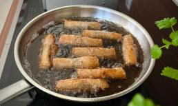 Chiên nem bằng chảo dầu thường lắng cặn đen, trước đó làm thêm bước này đảm bảo dầu sạch trong đến chiếc nem cuối cùng 