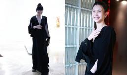 Hề Mộng Dao liên tục lấy tay che ngực vì diện mốt không nội y đi sự kiện