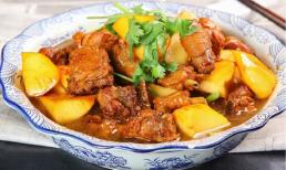 Hầm gà, không nên hầm trực tiếp, nhớ thêm bước quan trọng là gà chín mềm, không bị dai, người cao tuổi vẫn ăn được