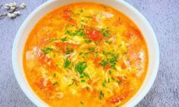 Khi nấu súp cà chua trứng, bạn không nên nấu trực tiếp cà chua, thêm một bước nữa sẽ giúp súp đặc và đậm đà hơn