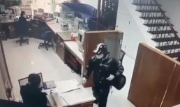 Phút manh động của 2 thanh niên dùng dao đe dọa nhân viên ngân hàng để cướp tiền ở Hà Nội