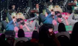 Đàm Vĩnh Hưng có hành động 'khó đỡ' trên sân khấu