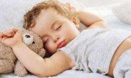 Trẻ nằm ngủ sai tư thế sẽ khiến hộp sọ bị biến dạng. Điều cần chú ý đối với trẻ dưới 36 tháng tuổi 