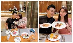 Kha Ly và Thanh Duy mừng kỉ niệm ngày cưới bằng bữa tiệc giản dị, nữ diễn viên xúc động hôn ông xã ngọt ngào