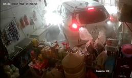 Pha lùi xe cồng kềnh của nữ tài xế khiên cậu bé đang ngồi ăn trong tiệm tạp hoá bị ô tô nuốt gọn vào gầm