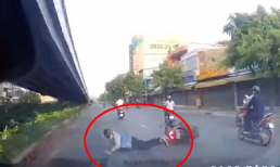 Ngã dúi dụi trước đầu ô tô, nam thanh niên liền ra dấu hiệu khẩn với tài xế