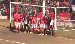 Pha dàn xếp đá phạt với hàng rào không tưởng khiến dân tình cảm thán: 'Khó thế cũng làm được!'