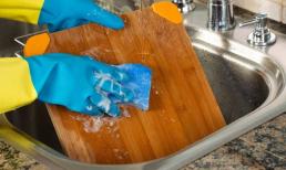 Rửa thớt bằng nước thì chưa đủ, hãy rắc 2 chất này lên, thớt sẽ sạch như mới trong tích tắc, khỏi lo mất vệ sinh