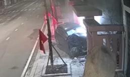 'Xế hộp' Porsche lao như tên bắn, tông sập cổng nhà dân