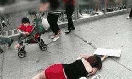 Người đẹp nằm trên đất ngất xỉu vì đói, được người đàn ông tốt bụng chạy đến cứu nhưng sau khi chứng kiến cảnh này đã không còn bình tĩnh được nữa