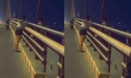 Nghẹt thở cảnh giải cứu cô gái ngồi vắt vẻo trên thành cầu định tự tử