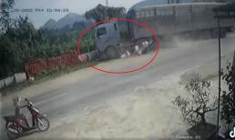 Bò hoảng loạn khi thấy ô tô tải, người đàn ông bị cuốn vào gầm