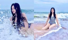 Ca sĩ Thu Thủy khoe ảnh đi biển cùng gia đình, ai ngờ chiếm hết spotlight vì pha diện bikini với vóc dáng cực đỉnh 