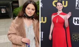 Selena Gomez lộ khoảnh khắc xập xệ ở chốn công cộng, khác hẳn hình ảnh quyến rũ trên thảm đỏ 