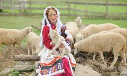 Quỳnh Nga hóa mỹ nhân Tân Cương ôm cừu, bắn cung, xinh đẹp như đóa hoa trên thảo nguyên