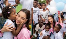 Sau khi lên tiếng xin lỗi về đôi chân kém duyên, Thùy Tiên tích cực làm từ thiện, nhìn loạt khoảnh khắc đáng yêu liền tạo thiện cảm trở lại