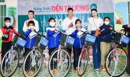 Hoa hậu Hạ My vượt đèo, chạy xuyên đêm trao tặng xe và gạo cho học sinh nghèo vượt khó