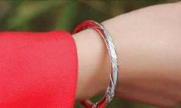 Vòng tay bạc đeo tay trái hay tay phải? Cuối cùng hôm nay tôi cũng hiểu, đừng vội bỏ qua, biết sớm thì lợi sớm