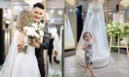 Biểu cảm cực đáng yêu của con gái Mạc Văn Khoa khi thấy bố mẹ thử đồ cưới, nhìn mà 'phát yêu'