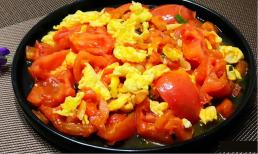 Khi làm món trứng sốt cà chua thì nên cắt hạt lựu hay múi cau? Đầu bếp lâu năm chia sẻ bí quyết để có món trứng sốt cà chua ngon tuyệt và đẹp mắt