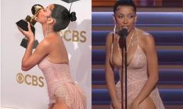Phấn khích khi được giải Grammy, nữ ca sĩ gặp sự cố lộ nội y vì diện váy xẻ cao 
