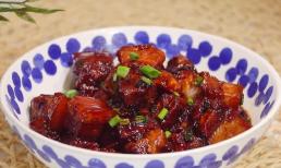 Thịt heo kho đặc biệt, không cần thêm nước, chỉ cần hầm với giấm và rượu là đã giòn và ngon