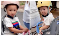 Được bố mẹ đạp xe dạo quanh khu nhà ở, cặp song sinh như hai thái cực: Lisa hoang mang tột độ, Leon dọa cả camera