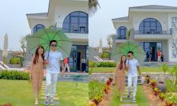 Tuấn Hưng và bà xã đi nhận biệt thự ven biển chục tỷ, nhìn view đã thấy hoành tráng cỡ này! 