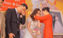 Loạt ảnh chú rể khóc nức nở lấy tay lau nước mắt, cô dâu che miệng cười trong ngày cưới gây sốt