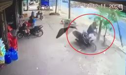 Tài xế xe máy tông gãy đôi cây xanh trên vỉa hè, hiện trường khiến nhiều người thót tim