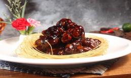 Sườn xào chua ngọt hương trái cây, có vị chua chua của mận, món ăn quê nhà thơm ngon, đặc biệt cho bữa cơm chiều