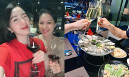 Bảo Thy cùng ông xã 'hộ tống' quý tử đầu lòng đi ăn chơi, nhìn bữa tối thịnh soạn mà phát ghen