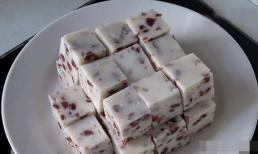 Một gói sữa, nửa bát tinh bột, khuấy đều trong nồi, bạn sẽ có món ăn vặt mát lạnh, ngon hơn cả kem