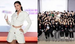 Minh Tú làm diễn giả chia sẻ trước hàng trăm sinh viên Đại học, nhan sắc trẻ trung chiếm 'spotlight'