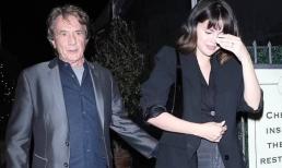 Selena Gomez lấy tay che mặt khi hẹn hò ăn tối với người đàn ông bằng tuổi bố