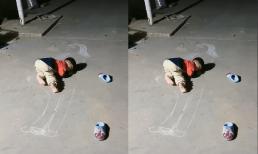 Thiếu vắng hơi ấm của mẹ, bé trai có hành động khiến nhiều người rớt nước mắt