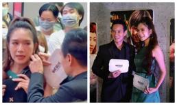 Đúng chuẩn chồng quốc dân, Lý Hải không ngại ngần sửa bông tai cho vợ giữa chốn đông người