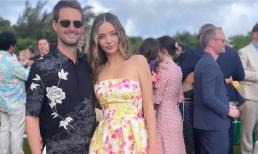 Miranda Kerr và chồng tỷ phú trẻ giật spotlight của nhân vật chính khi diện đồ nổi bần bật đi dự đám cưới