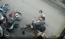 Xe máy kẹp 3 ngã nhào ở lề đường, 2 cô gái mặc váy tiếp đất đầy đau đớn